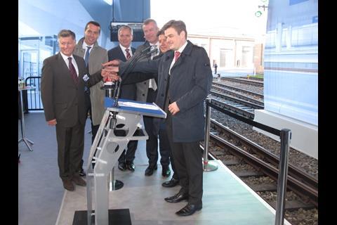 Joined by the provincial governors, Christian Kern, Alois Stöger and Jochen Eickholt push the button to summon the Desiro cityjet. Photo: H Hondius